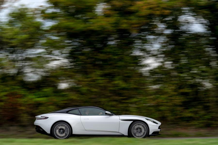  Aston Martin DB11 V8 2017 года  (UK) (фото 4 из 40)